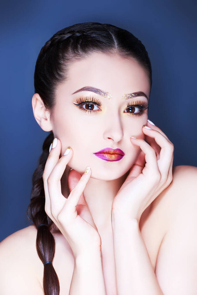 Beauty Woman Portrait. Professional Make up for Brunette. Beautiful Fashion Model Girl. Long Hair. Creative Hairstyle, Makeup and Nail Polish. Beautiful Professional Holiday Make-up - 写真・画像