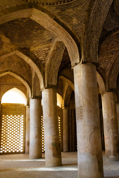 Masjed-e Jameh Mosque Old Brick Pilars and Ceiling,イスラーム,イラン - 写真・画像