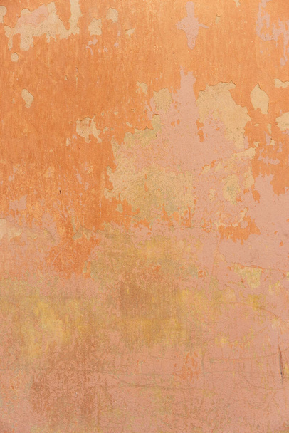 betonowe tło o abstrakcyjnej fakturze farby. Tło starej pomarańczowej ściany malowane. Rzymskie tło tekstury ścian, Rzym Włochy - Zdjęcie, obraz