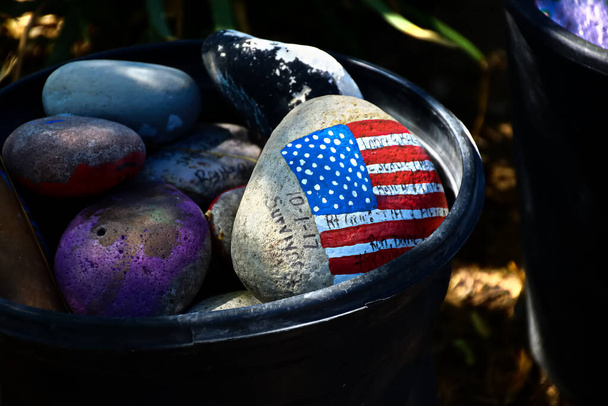 βράχος ζωγραφισμένος με την αμερικανική σημαία.Αμερικανική σημαία ζωγραφισμένη σε γκρι πέτρα.Κοντινό πλάνο βράχου με αμερικανική σημαία ζωγραφισμένη. - Φωτογραφία, εικόνα