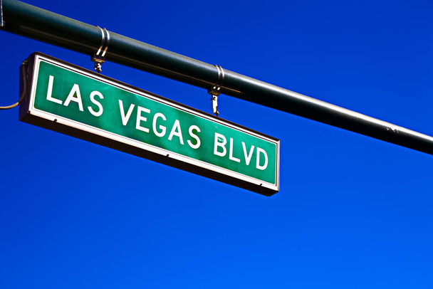Дорожній знак Лас-Вегаса BLVD.Street sign of Las Vegas Boulevard.Green Las Vegas Sign with blue sky Background. - Фото, зображення