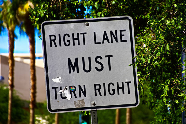 Sinal da pista direita deve virar à direita.Fechar em um "Right Lane Must Turn Right" em um cruzamento, em um fundo de transporte.Signpost na rua pública, "Right Lane Must Turn Right
" - Foto, Imagem