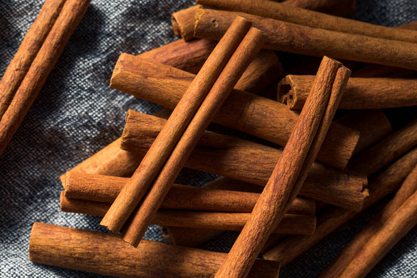 Raw Organic Cassia Cinnamon Sticks in a Bunch - Foto, immagini