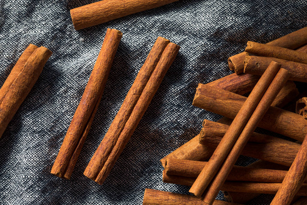Raw Organic Cassia Cinnamon Sticks in a Bunch - Foto, immagini