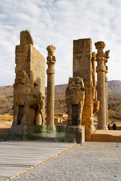 Ruinas de Apadana y el Palacio de Tachara detrás de las escaleras con esculturas en bajorrelieve en Persépolis Patrimonio de la Humanidad por la UNESCO contra el cielo azul nublado en la ciudad de Shiraz de Irán. Oriente Medio, Asia
 - Foto, Imagen