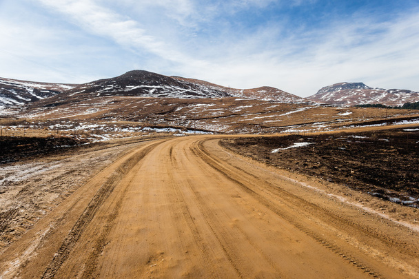 Explorando Dirt Road Mountains
 - Foto, Imagem