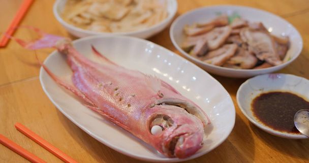 Hong Kong styl domácí kuchyně, rodinná večeře koncept, dušené ryby, smažené zeleniny a masa - Fotografie, Obrázek