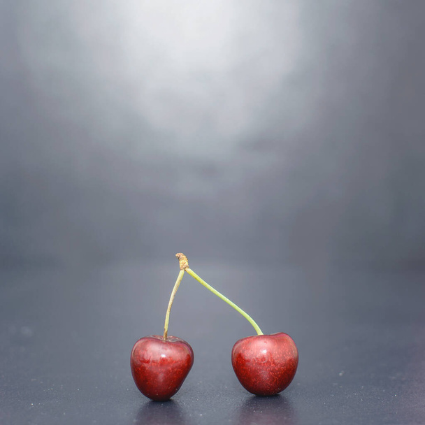Ripe cherries on wooden background - Foto, afbeelding