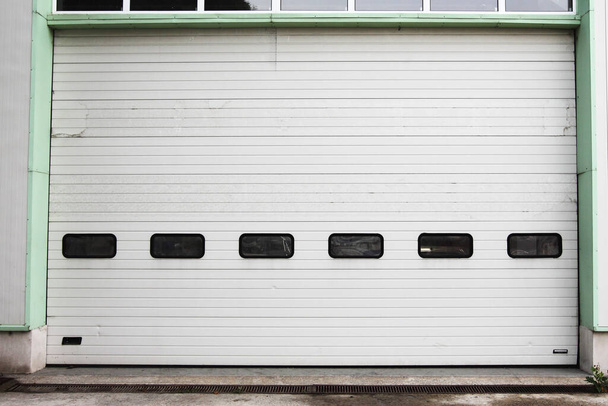  ipari raktár fém fehér ajtó - Fotó, kép