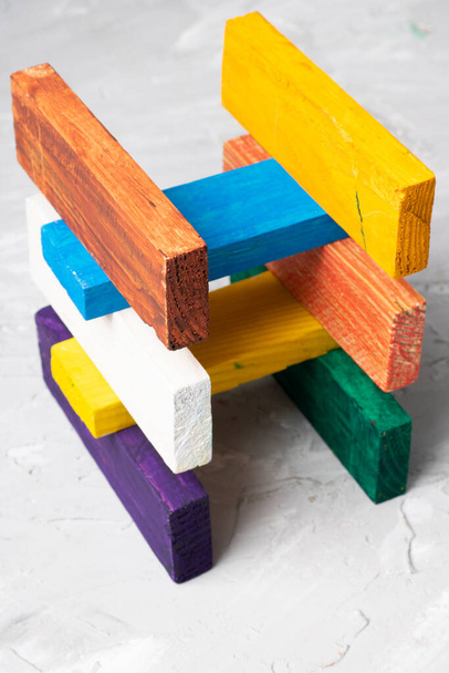 cubos de madera coloridos en casa de juguete, desarrollo de niños
 - Foto, imagen