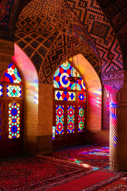 SHIRAZ, IRAN - 21 NOVEMBRE 2016 : Mosquée Nasir al-Mulk ou Mosquée rose, Shiraz, Iran. Il a été construit en 1888 et est connu en persan sous le nom de Masjed-e Naseer ol Molk. - Photo, image
