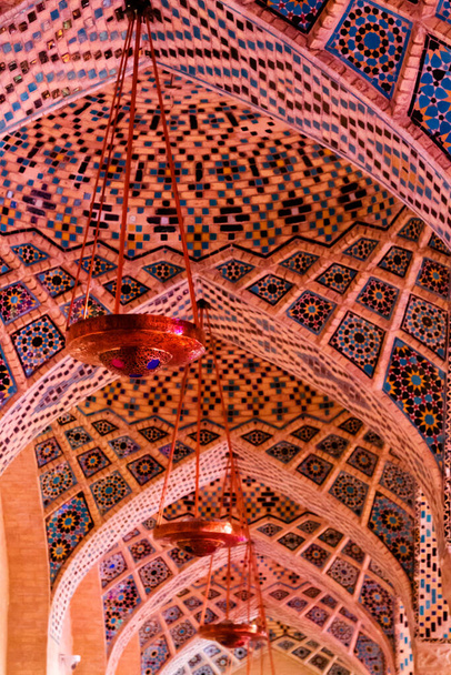 Nasir al-Mulk camii ya da Pembe Cami, Şiraz, İran. 1888 yılında inşa edilmiş ve Farsça 'da Masjed-e Naseer ol Molk olarak bilinmektedir. Sütunlar ve kerevitler desenleri ve süslemeleri olan. - Fotoğraf, Görsel