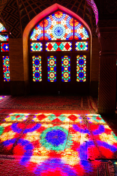 SHIRAZ, IRÁN - 21 DE NOVIEMBRE DE 2016: Mezquita Nasir al-Mulk o mezquita Rosa, Shiraz, Irán. Fue construido en 1888 y es conocido en persa como Masjed-e Naseer ol Molk
. - Foto, imagen