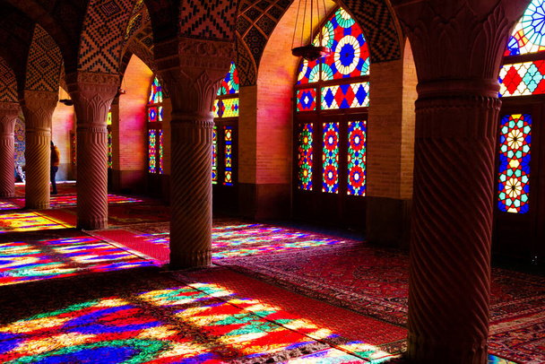 SHIRAZ, IRÁN - 21 DE NOVIEMBRE DE 2016: Mezquita Nasir al-Mulk o mezquita Rosa, Shiraz, Irán. Fue construido en 1888 y es conocido en persa como Masjed-e Naseer ol Molk
. - Foto, Imagen