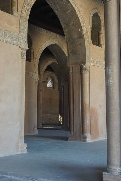 Cairo, Egypt: Arches of the Mosque of Ibn Tulun (879 AD) - найстаріший в Каїрі, який зберігся у своєму первинному вигляді і найбільший у суходолі.. - Фото, зображення