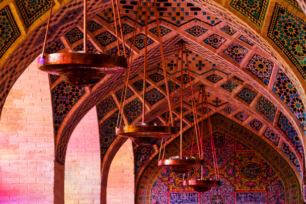 Mosquée Nasir al-Mulk ou Mosquée rose, Shiraz, Iran. Il a été construit en 1888 et est connu en persan sous le nom de Masjed-e Naseer ol Molk. Colonnes et écrevisses avec un ensemble de motifs et d'ornements. - Photo, image