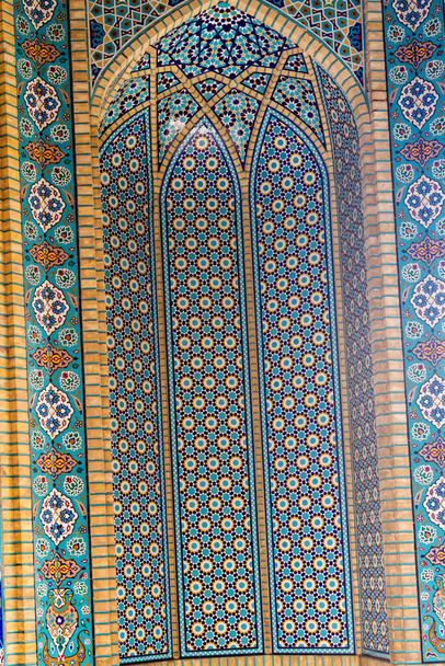 Renkli oryantal geometrik tasarım ve desen genellikle Pers cami ve metastazlarında karşılaşılır. İsfahan, Şiraz, Tahran, İran - Fotoğraf, Görsel