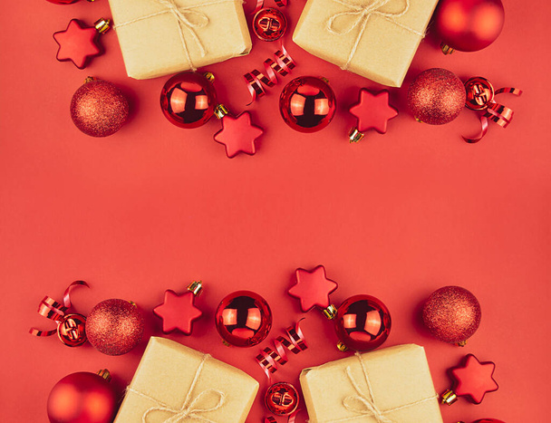 Fondo de Navidad con un marco de cajas de regalo, bolas rojas, serpentina sobre un fondo rojo. Decoraciones navideñas festivas. Fondo de Navidad. Una maqueta de pancartas, una postal. Acostado. Copiar espacio
. - Foto, imagen