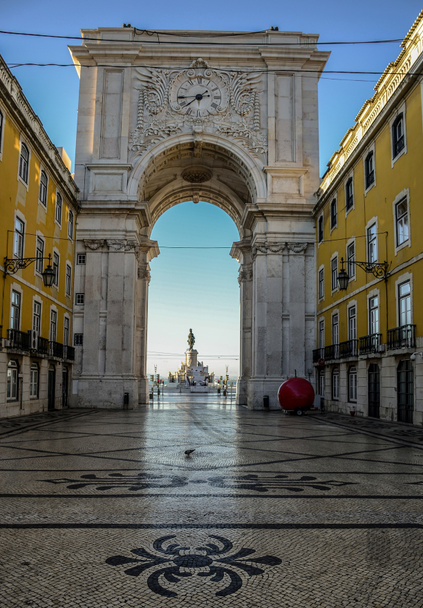 Famosa via Rua Augusta con Rua Augusta Arch, un edificio storico in Piazza del Commercio (Praca do Comercio), Lisbona, Portogallo - Foto, immagini
