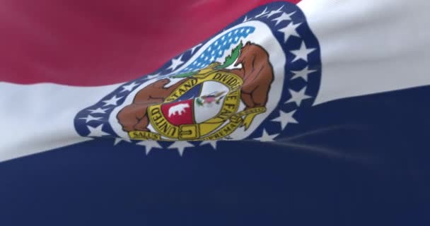 Σημαία της αμερικανικής πολιτείας του Μιζούρι, περιοχή των Ηνωμένων Πολιτειών, κυματίζει στον άνεμο. Βρόχος - Πλάνα, βίντεο