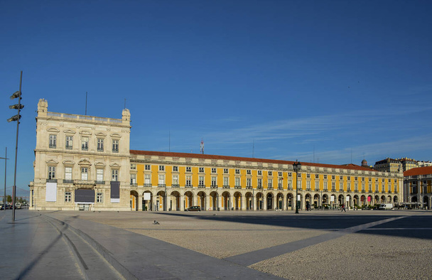 Kesäaamu Kaupan aukiolla (Praca do Comercio) Lissabonissa, Portugalissa - Valokuva, kuva