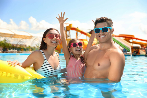 Happy family in swimming pool. Summer vacation - Foto, Imagem