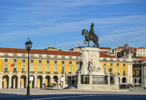 Plaza del Comercio (Praca do Comercio) y estatua del rey José I en Lisboa, Portugal
 - Foto, Imagen