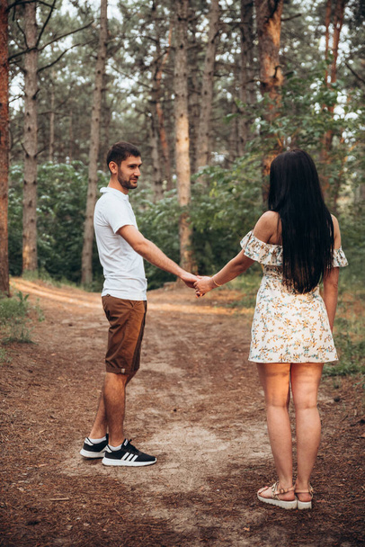 estilo de vida pareja caminando en el bosque - Foto, Imagen
