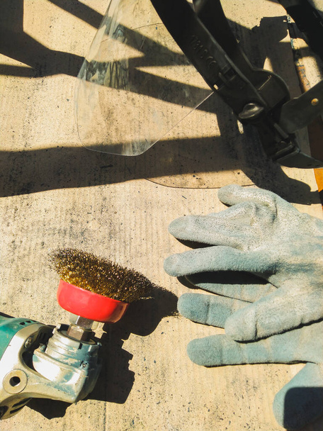 Dělník používá brusku, aby vyčistil zábradlí od barvy - Fotografie, Obrázek