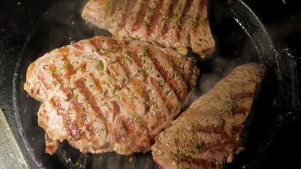 Grilled Steak Meat On A Grilling Pan - Πλάνα, βίντεο