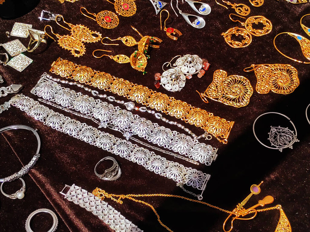 Altın, gümüş, doğulu, Türk, Azerbaycan, klasik kadın el yapımı mücevherler, bilezik küpeleri bilezikler kolyeler. - Fotoğraf, Görsel