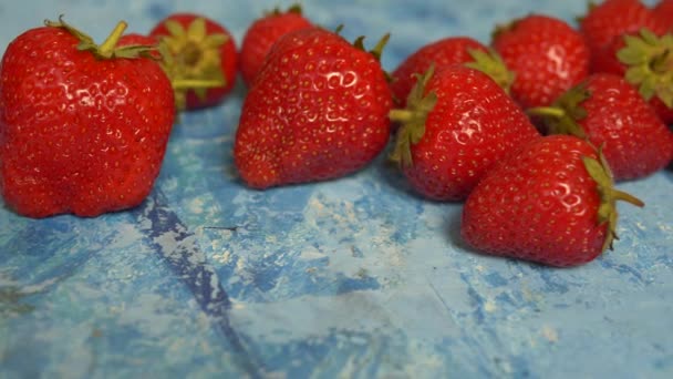 Bacche di succose fragole rosse su una tavola di legno. Il concetto di una dieta sana, frutta e vitamine. Colazione sana. - Filmati, video