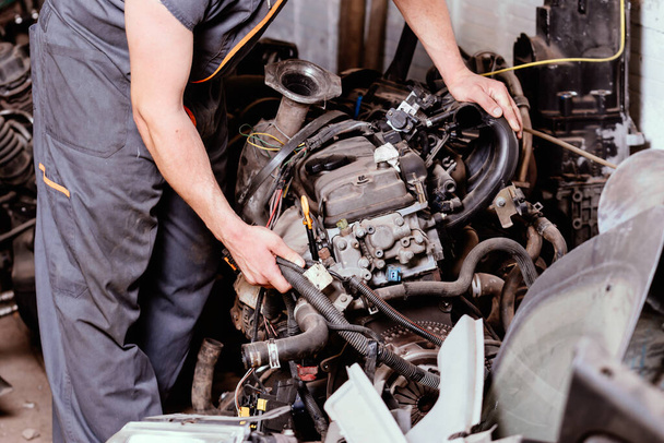 Механический взгляд на состояние разобранного двигателя автомобиля. - Фото, изображение