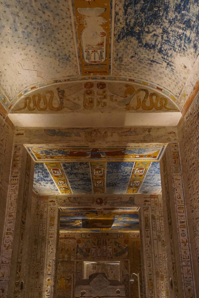 Luxor, Ägypten: Bemalte Decke im Grab KV2, der Begräbnisstätte des Pharaos Ramses IV. im Tal der Könige am Westufer des Nils. - Foto, Bild