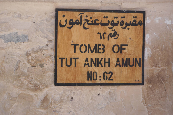 Luxor, Egypt: Obyčejná dřevěná cedule v arabštině a angličtině označuje hrob KV62, pohřebiště faraóna Tutanchamona, v údolí králů. - Fotografie, Obrázek