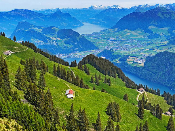Alpesi legelők és legelők a Pilátus-hegység lejtőin és az alpesi völgyekben a hegy lábánál, Alpnach - Obwalden kanton, Svájc (Kanton Obwalden, Schweiz) - Fotó, kép