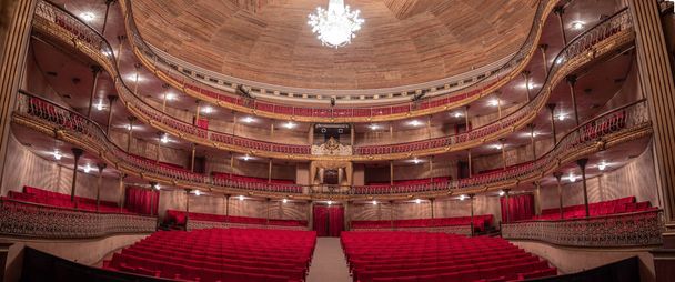 Visión general del área de audiencia de un teatro clásico
 - Foto, imagen