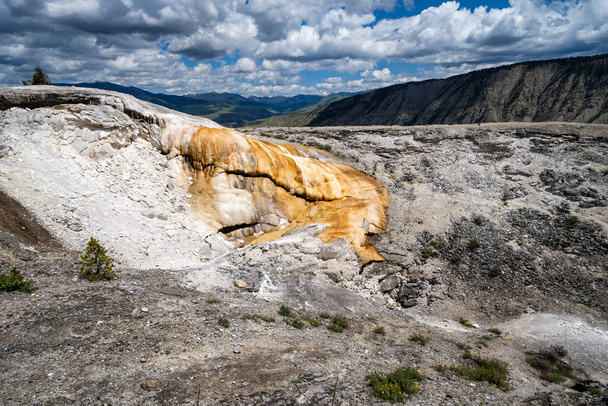 Купидон-Спринг, геотермальная особенность горячих источников на верхних террасах национального парка Йеллоустон
 - Фото, изображение