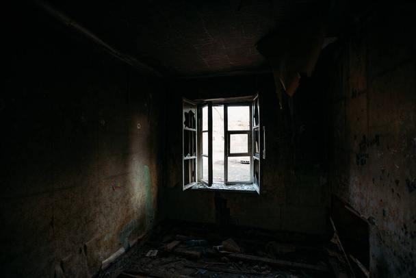Burnt old rural house interior. Consequences of fire. - Foto, immagini