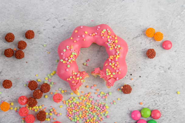 Picar fresa donut decorado con hielo y espolvorear en el suelo
 - Foto, Imagen