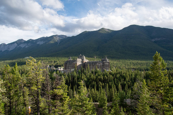 Отель Банф Спринг в Канадских Скалистых горах. Банф Национальный парк AB Канада
     - Фото, изображение