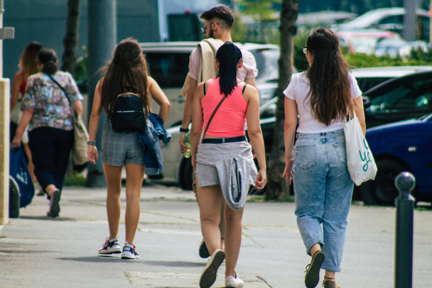 Boedapest Hongarije 14 juli 2020 Zicht op niet-geïdentificeerde voetgangers die wandelen in de historische straten van Boedapest, de hoofdstad van Hongarije en de meest bevolkte stad van Hongarije - Foto, afbeelding