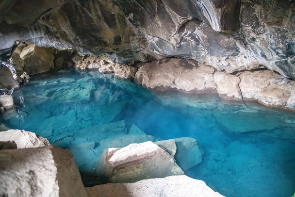 Grotta di Grjotagja con acqua cristallina, Myvatn, Islanda. - Foto, immagini