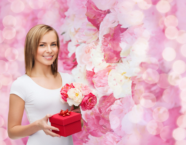 Smiling woman with bouquet of flowers and gift box - Foto, Imagem