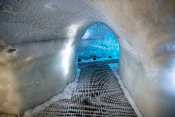 Parede de gelo dentro de uma caverna de gelo na Islândia
. - Foto, Imagem