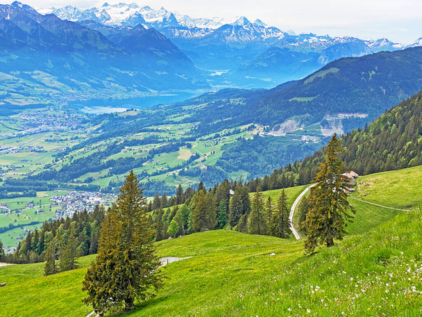 Látkép a termékeny völgyben telepesek között a tavak Alpnachersee és Sarnersee a Pilatus massif, Alpnach - Canton Obwalden, Svájc (Kanton Obwalden, Schweiz) - Fotó, kép