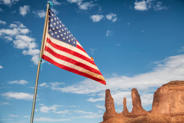 Αμερικανική σημαία στο τοπίο Monument Valley, ΗΠΑ. - Φωτογραφία, εικόνα