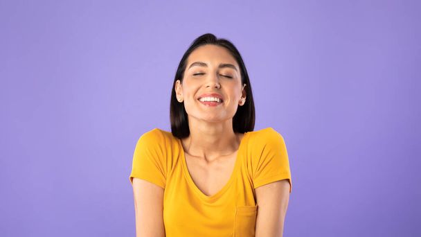 Porträt einer lachenden jungen Frau aus nächster Nähe - Foto, Bild