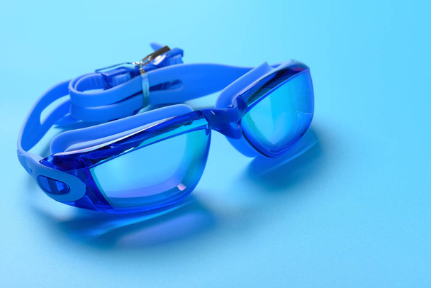 sininen uinti suojalasit sinisellä pohjalla kopioi tilaa - Valokuva, kuva