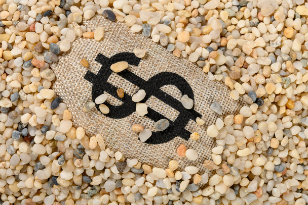 Saco de dinheiro USD enterrado em escombros
 - Foto, Imagem